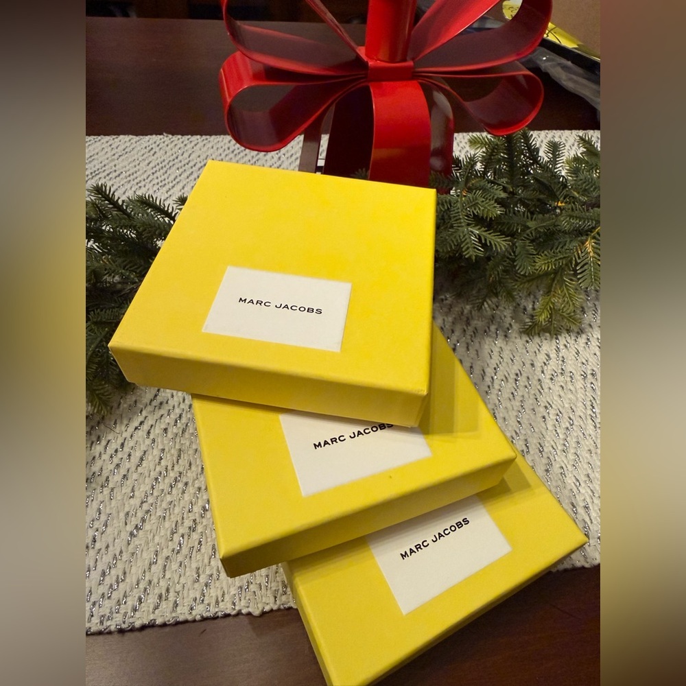 💛 MED Marc Jacobs gift box. 4.75 x 4.75 x 1.75 in. Iconic yellow, Authentic, new
